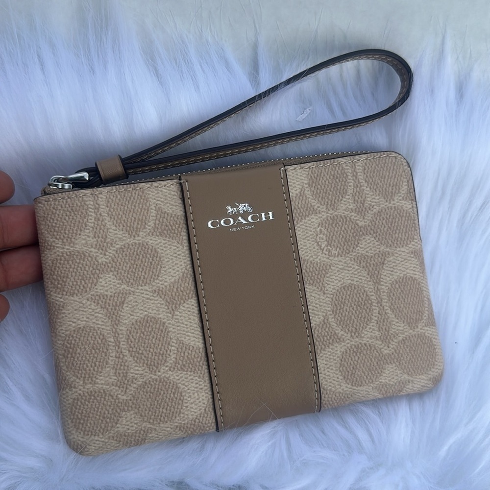 New COACH Corner Zip Wristlet In Signature Canvas With Stripe - Picture 4 of 7